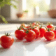 Tomates cerises éparpillés sur plan de cuisine lumineux